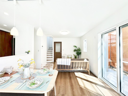 ���̑����� �Ƒ��̏Ί炪���R�Ɛ��܂�Ă���A����ȕ��͋C�̃_�C�j���O�Ɏd�オ���Ă��܂��B