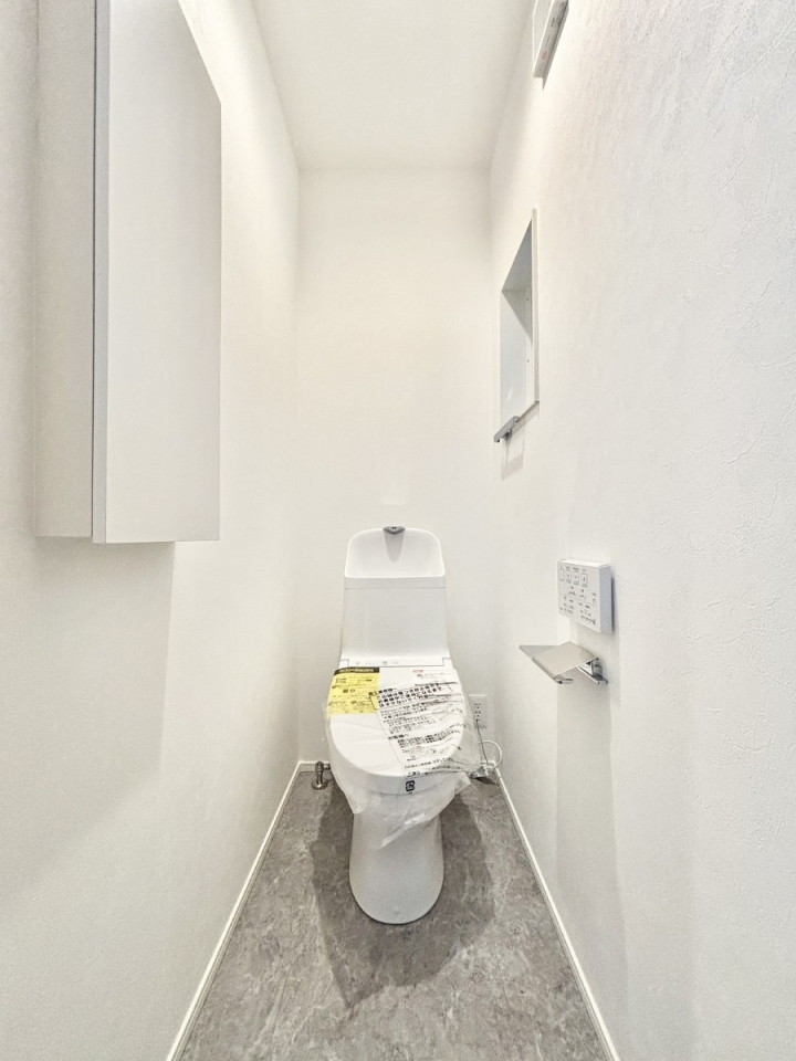 �g�C�� �E�H�V�����b�g�g�C�������S�̂Q�ӏ��I���̃o�^�o�^������S�ł��B 