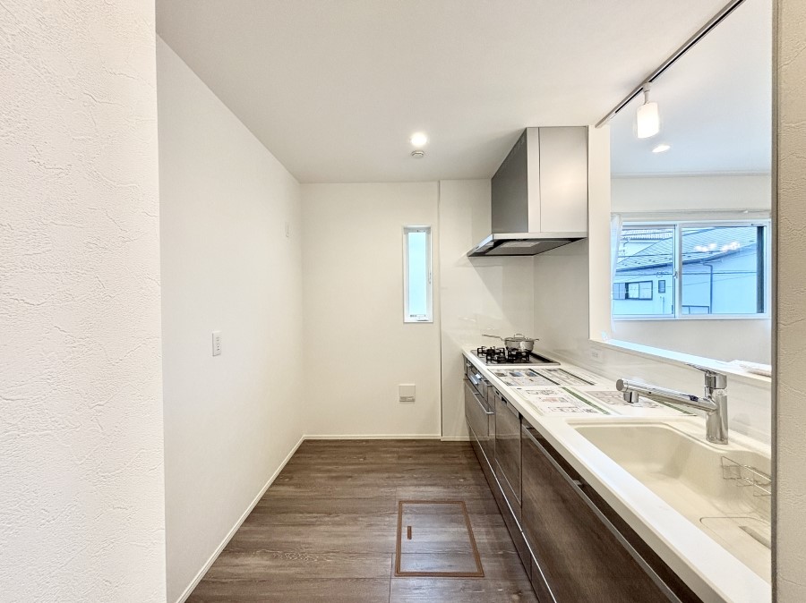 �L�b�`�� �u�₩�ȕ����ʂ蔲����L�b�`���B��������̂Ŗ��邭���C�ɂ��𗧂��܂��B