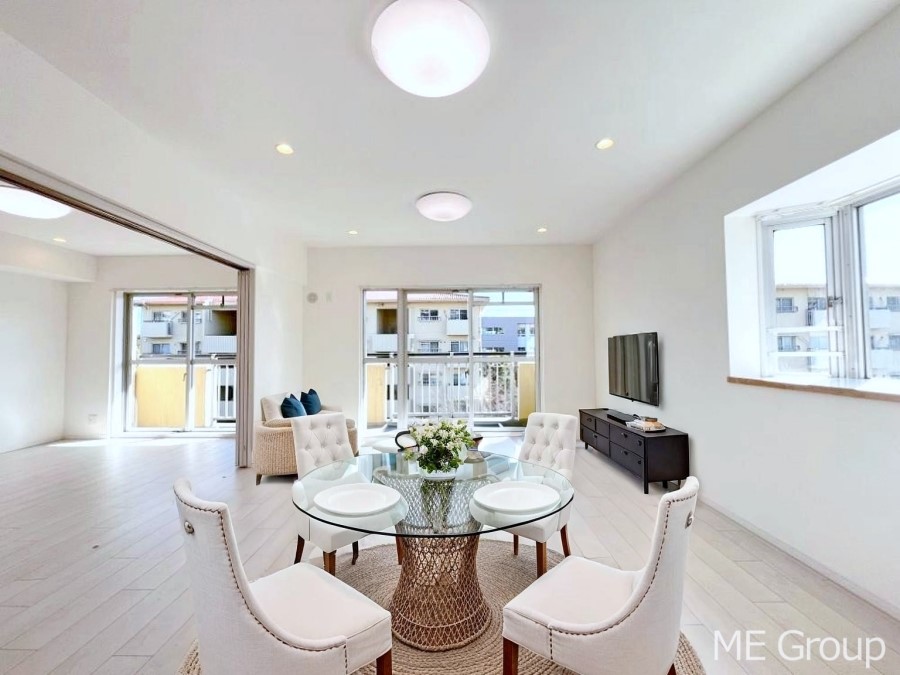 ���r���O �傫�ȑ����炽���Ղ�̗z���ƕ����������郊�r���O���Ƌ��CG�ł�  