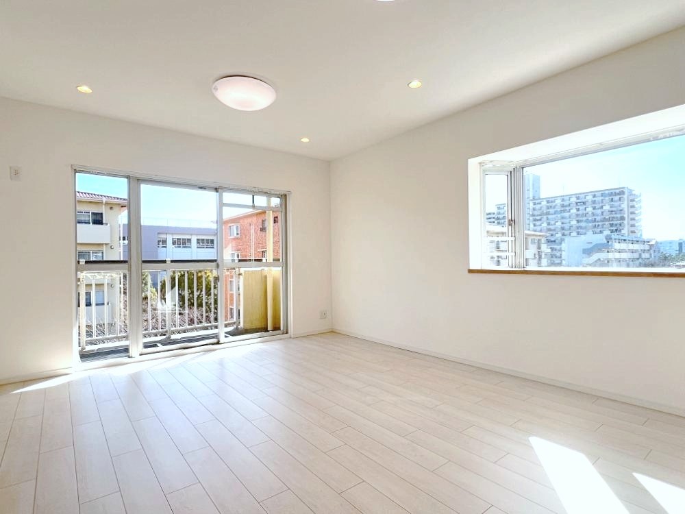 ���r���O ���R������荞�܂�A�Ƒ��c���̏ꏊ�𖾂邭���o