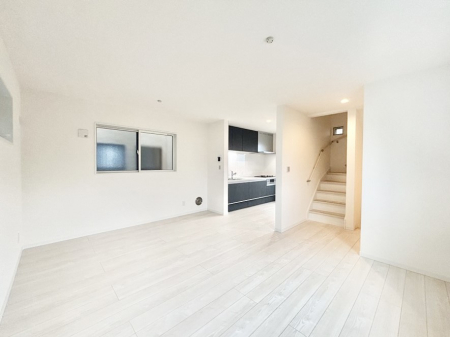 ���r���O ���Ƒ��Ƃ̃R�~���j�P�[�V�������[�܂郊�r���O�C���K�i���̗p�B