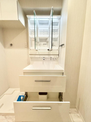 ���̑����� �O�ʋ��̗��ɁA���ϕi��q���p�i�Ȃǂ����[�\�B���ʑ����������ƕۂ��܂��I