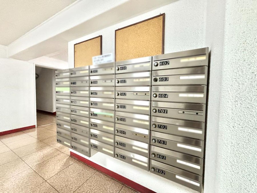 ���̑� �|�X�g�̓G���g�����X���ɂ���̂ŉJ�ɔG�ꂸ�X�ւ��󂯎��܂��ˁI