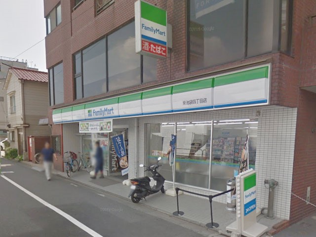 ���ӊ� �R���r�j 300m �t�@�~���[�}�[�g���r�܎l���ړX