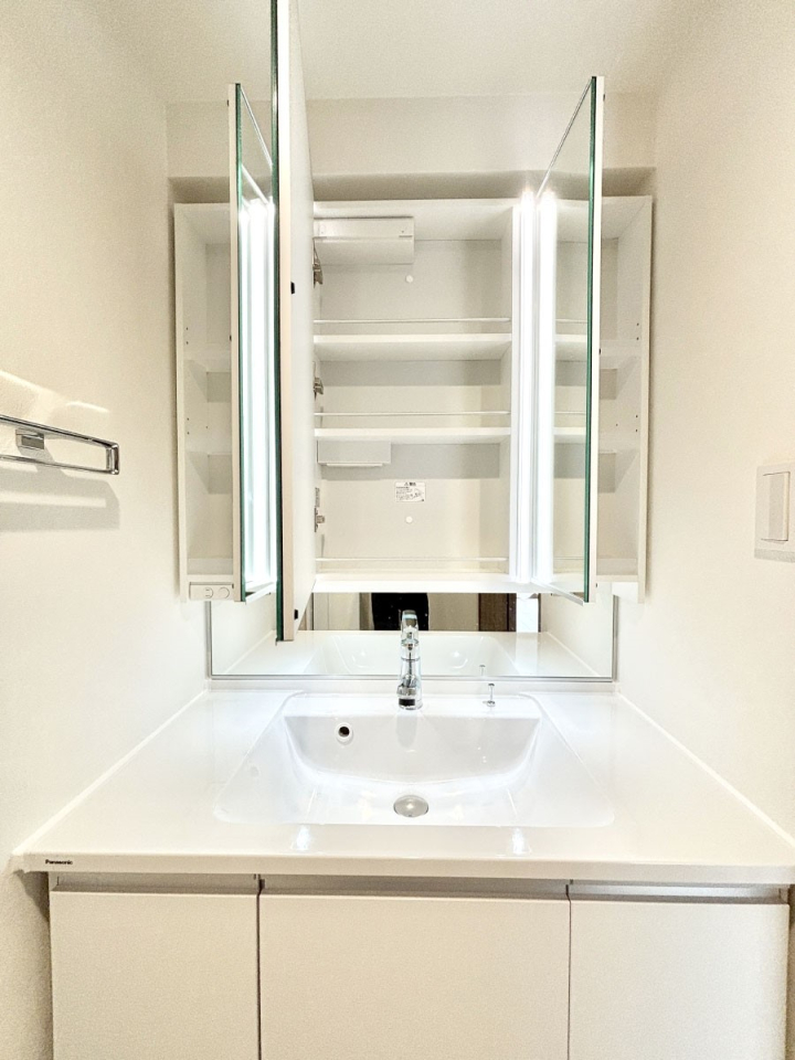 ���̑����� �O�ʋ��̗��ɁA���ϕi��q���p�i�Ȃǂ����[�\�B���ʑ����������ƕۂ��܂��I