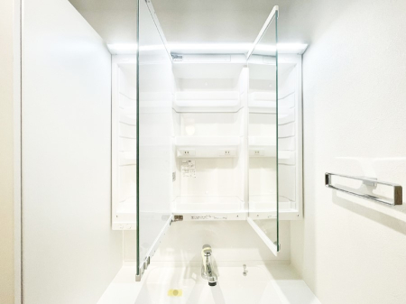 ���̑����� �O�ʋ��̗��ɁA���ϕi��q���p�i�Ȃǂ����[�\�B���ʑ����������ƕۂ��܂��I