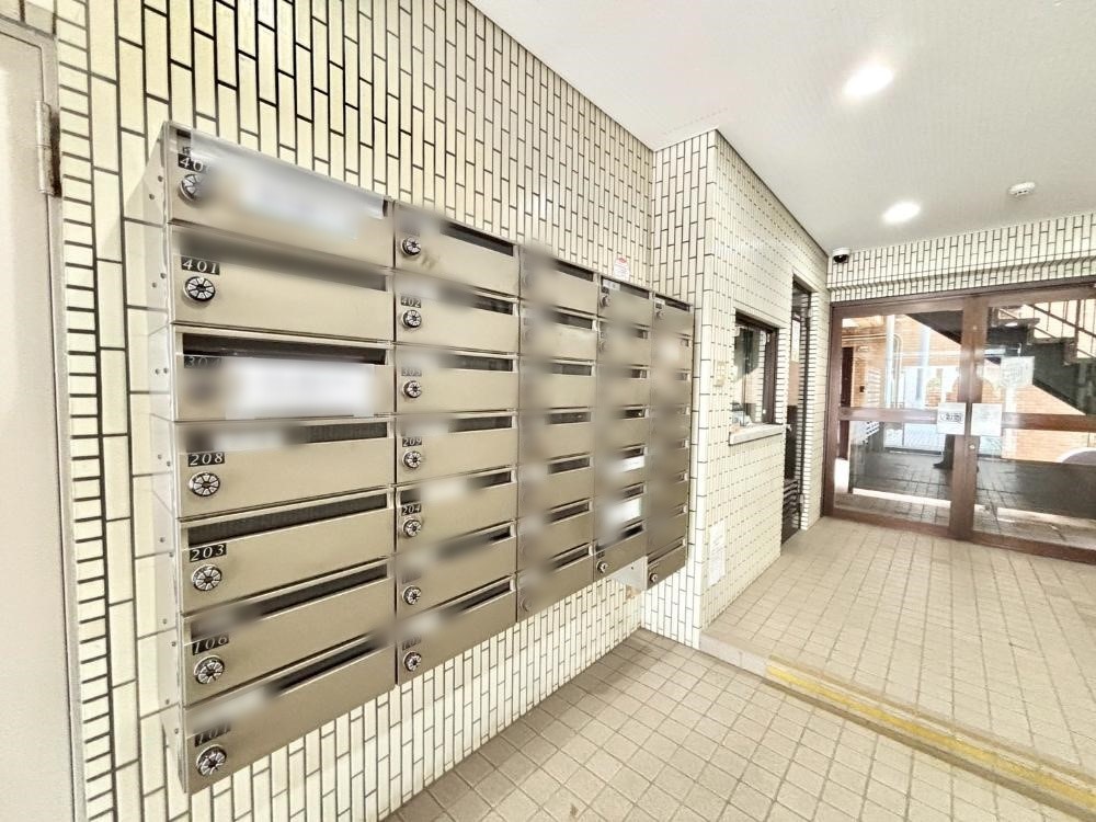 ���̑� �|�X�g�̓G���g�����X���ɂ���̂ŉJ�ɔG�ꂸ�X�ւ��󂯎��܂�