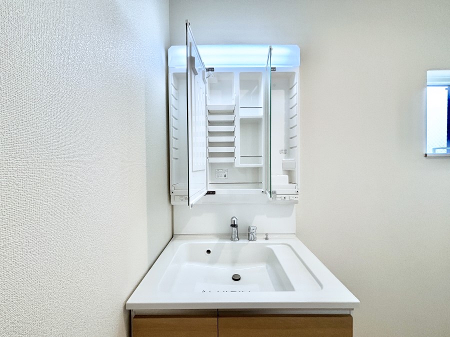 ���̑����� �O�ʋ��̗��ɁA���ϕi��q���p�i�Ȃǂ����[�\�B���ʑ����������ƕۂ��܂��I