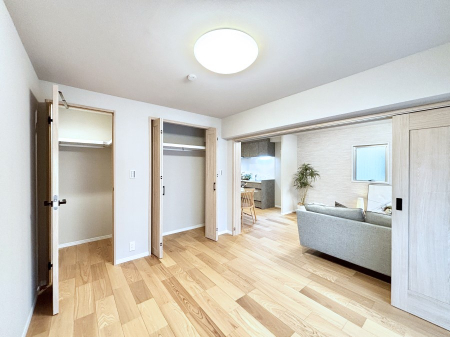 ���̑����� ���r���O�ɗאڂ����m���B�����˂��J������ƃ��r���O�ƌq����e���̋�Ԃɕϐg�I