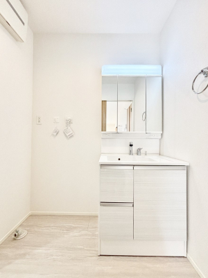 ���ʑ�E���ʏ� �O�ʋ��̗��ɁA���ϕi��q���p�i�Ȃǂ����[�\�B���ʑ����������ƕۂ��܂��I  