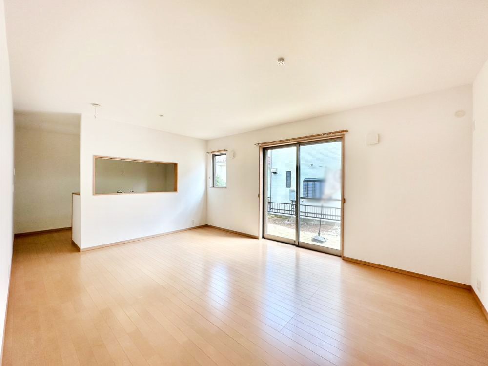 ���r���O ���邢�z���������A�����̕��͋C�ɖ�������郊�r���O�E�_�C�j���O�B 