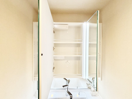 ���̑����� �O�ʋ��̗��ɁA���ϕi��q���p�i�Ȃǂ����[�\�B���ʑ����������ƕۂ��܂��I