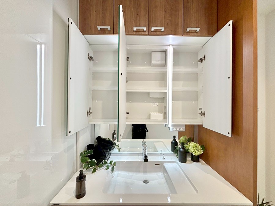 ���̑����� �O�ʋ��̗��ɁA���ϕi��q���p�i�Ȃǂ����[�\�B���ʑ����������ƕۂ��܂��I