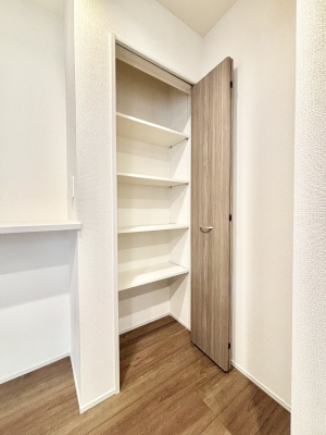 ���̑����� ���r���O���[�B�����Ɏ��[������ƕ����W�܂�LDK���X�b�L���Еt�������ł��ˁB  