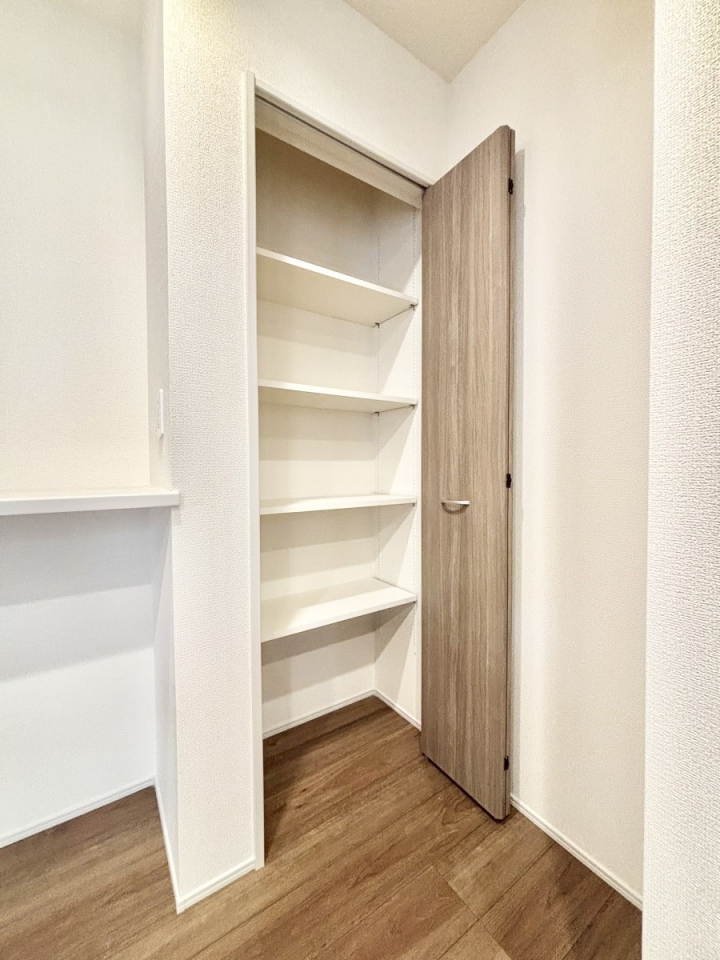 ���̑����� ���r���O���[�B�����Ɏ��[������ƕ����W�܂�LDK���X�b�L���Еt�������ł��ˁB  