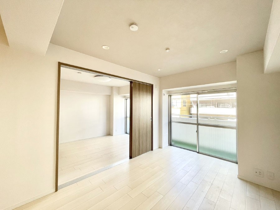 ���r���O ���R������荞�܂�A�Ƒ��c���̏ꏊ�𖾂邭���o