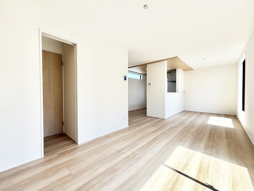 ���r���O ���邢�z���������A�����̕��͋C�ɖ�������郊�r���O�E�_�C�j���O�B 