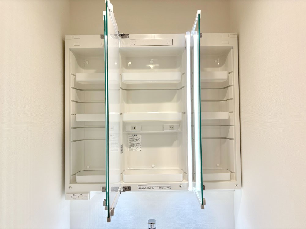 ���̑����� �O�ʋ��̗��ɁA���ϕi��q���p�i�Ȃǂ����[�\�B���ʑ����������ƕۂ��܂��I