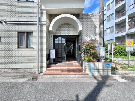 �G���g�����X �O�� �Y��ȃG���g�����X�́A���Z�҂�D�����}������Ă���܂�  