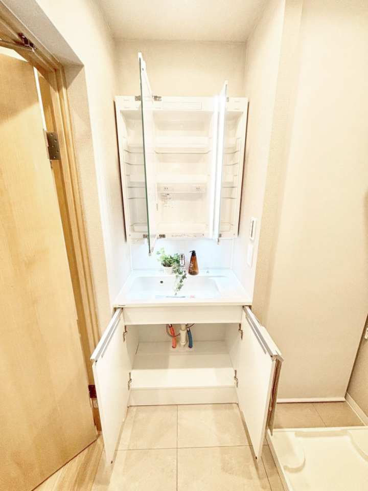 ���̑����� �O�ʋ��̗��ɁA���ϕi��q���p�i�Ȃǂ����[�\�B���ʑ����������ƕۂ��܂��I