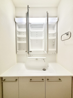 ���̑����� �O�ʋ��̗��ɁA���ϕi��q���p�i�Ȃǂ����[�\�B���ʑ����������ƕۂ��܂��I