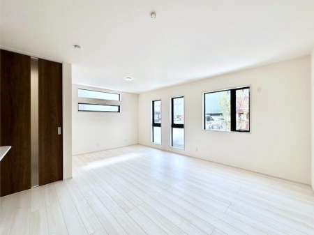 ���r���O ���邢�z���������A�����̕��͋C�ɖ�������郊�r���O�E�_�C�j���O�B 