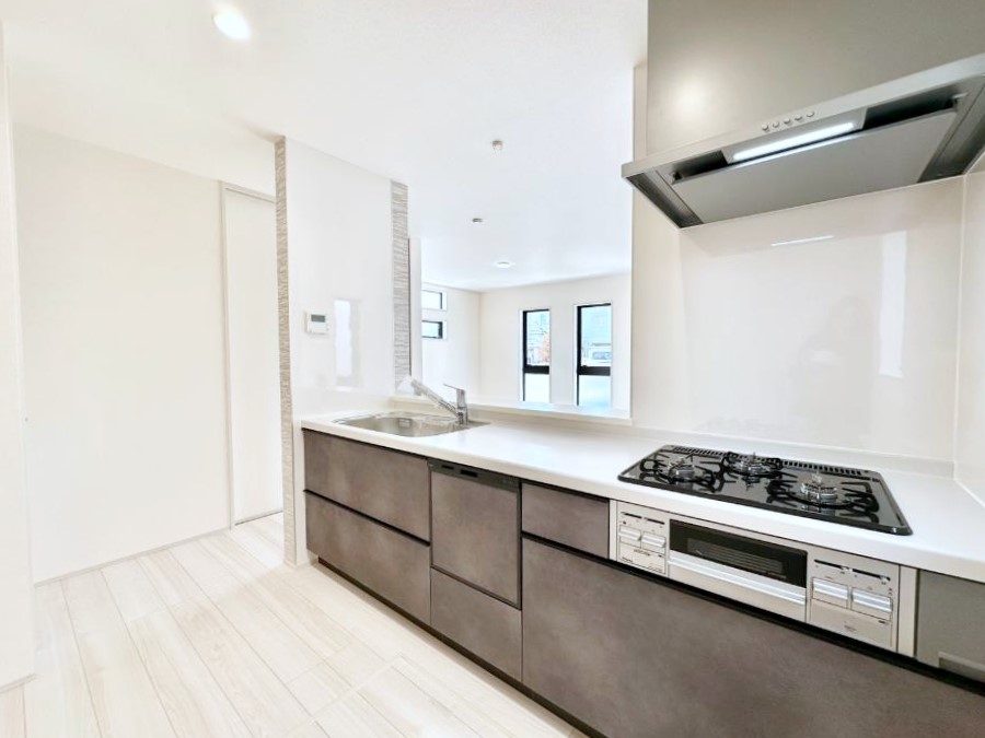 �L�b�`�� ���r���O�ŗV�Ԃ��q�l�������Ȃ��炨�������ł���ΖʃL�b�`���B  