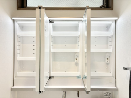 ���̑����� �O�ʋ��̗��ɁA���ϕi��q���p�i�Ȃǂ����[�\�B���ʑ����������ƕۂ��܂��I