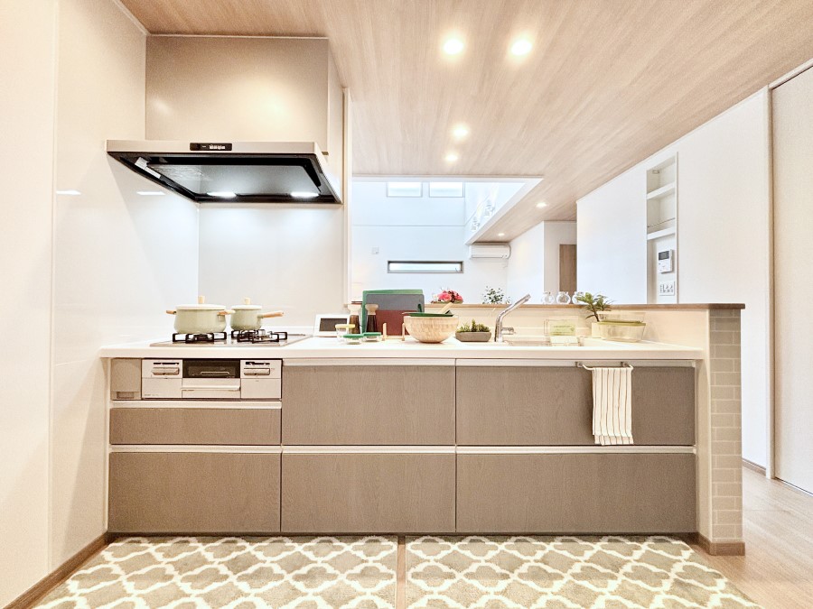 �L�b�`�� ���r���O�����n����l�C�̃J�E���^�[�L�b�`���B �Ƒ��������Ȃ���Ǝ������邱�Ƃ��ł��܂��B