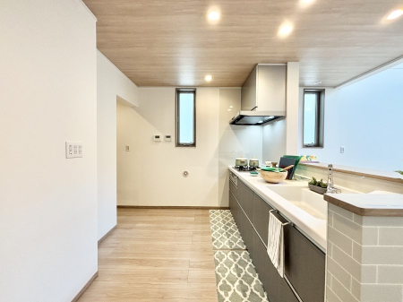 �L�b�`�� �u�₩�ȕ����ʂ蔲����L�b�`���B��������̂Ŗ��邭���C�ɂ��𗧂��܂��B