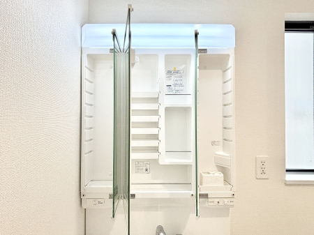 ���̑����� �O�ʋ��̗��ɁA���ϕi��q���p�i�Ȃǂ����[�\�B���ʑ����������ƕۂ��܂��I