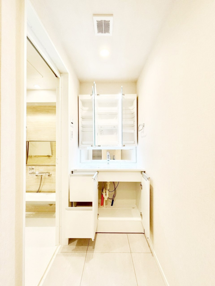 ���̑����� �O�ʋ��̗��ɁA���ϕi��q���p�i�Ȃǂ����[�\�B���ʑ����������ƕۂ��܂��I