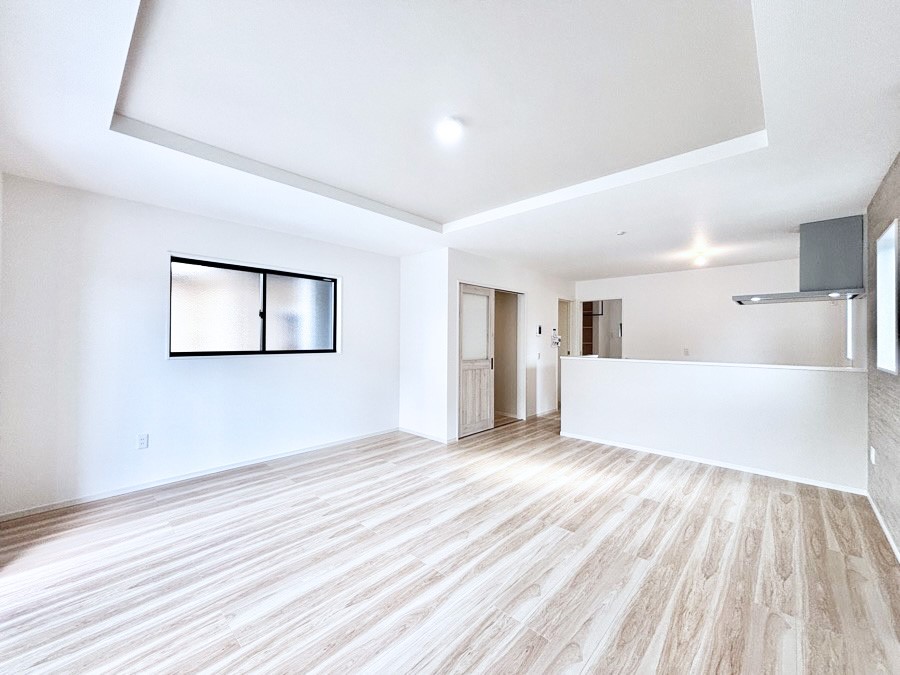 ���r���O �܏�V��͗��̓I�ȉ��s��������̂ŁA�V�䂪�L�������ĊJ���I�ȋ�Ԃ����o�ł��܂��B  