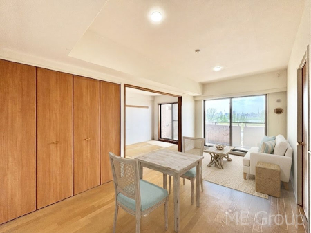 ���r���O �傫�ȑ����炽���Ղ�̗z���ƕ����������郊�r���O�@���Ƌ��CG�ł�  