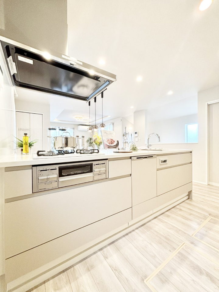 �L�b�`�� ���������Ȃ��炲�Ƒ��Ƃ̉�b���y���߂�ΖʃJ�E���^�[�L�b�`��