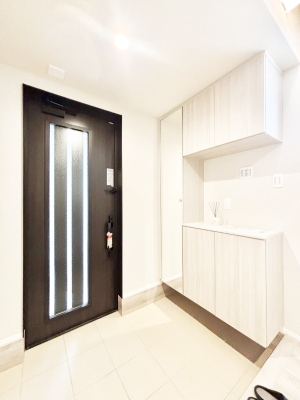 ���� �K���X�X���b�g�̓��������փh�A�������Ɍ���͂��Ă���܂�