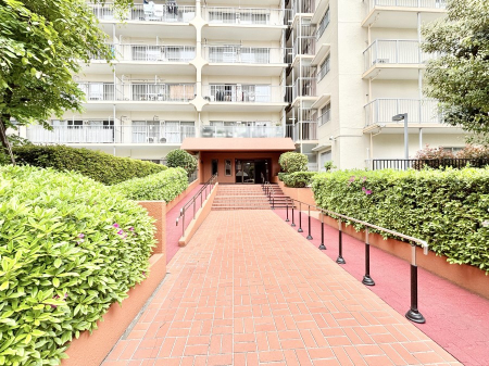 �G���g�����X �Y��ȃG���g�����X�́A���Z�҂�D�����}������Ă���܂�  �@