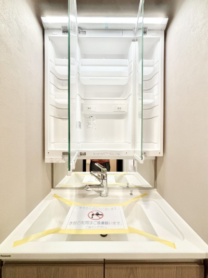 ���̑����� �O�ʋ��̗��ɁA���ϕi��q���p�i�Ȃǂ����[�\�B���ʑ����������ƕۂ��܂��I