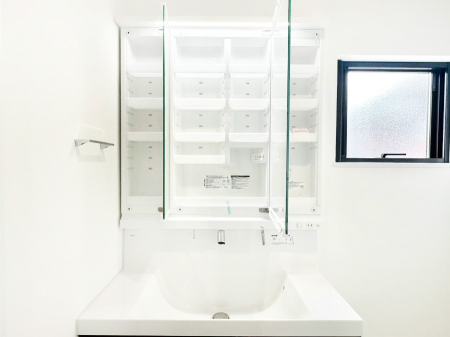 ���̑����� �O�ʋ��̗��ɁA���ϕi��q���p�i�Ȃǂ����[�\�B���ʑ����������ƕۂ��܂��I