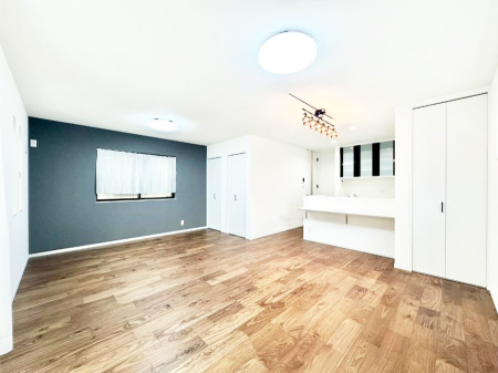 ���r���O ���邢�z���������A�����̕��͋C�ɖ�������郊�r���O�E�_�C�j���O�B 