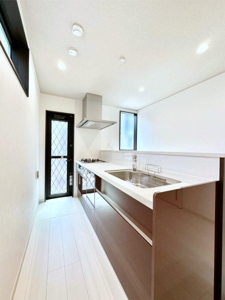 �L�b�`�� ������̂��閾�邢�L�b�`���B�S�~�̂ď�����O�ɂ��邱�Ƃ��ł��A���C�ɂ��𗧂��܂��B 