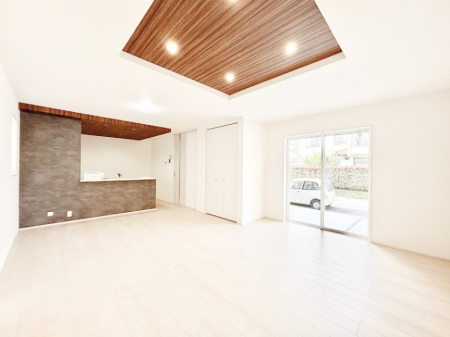 ���̑����� �Ƒ��̏Ί炪���R�Ɛ��܂�Ă���A����ȕ��͋C�̃_�C�j���O�Ɏd�オ���Ă��܂��B