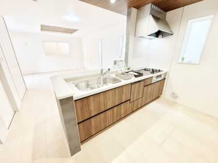 �L�b�`�� ���Ƒ��̉�b�e�ޑΖʃL�b�`���I���������̃p�p�}�}�����Ƒ��Ɖ߂������Ԃ����������B