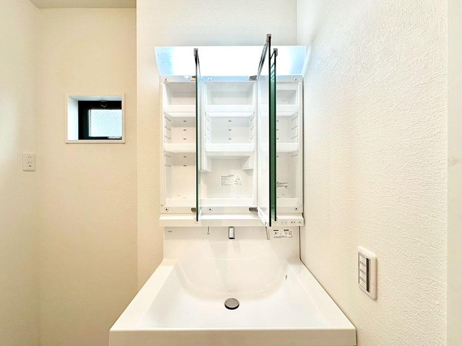 ���̑����� �O�ʋ��̗��ɁA���ϕi��q���p�i�Ȃǂ����[�\�B���ʑ����������ƕۂ��܂��I