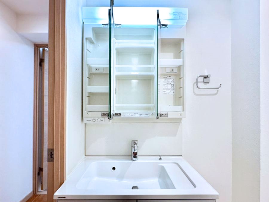 ���̑����� �O�ʋ��̗��ɁA���ϕi��q���p�i�Ȃǂ����[�\�B���ʑ����������ƕۂ��܂��I