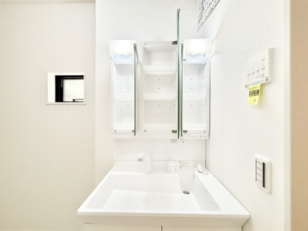 ���̑����� �O�ʋ��̗��ɁA���ϕi��q���p�i�Ȃǂ����[�\�B���ʑ����������ƕۂ��܂��I