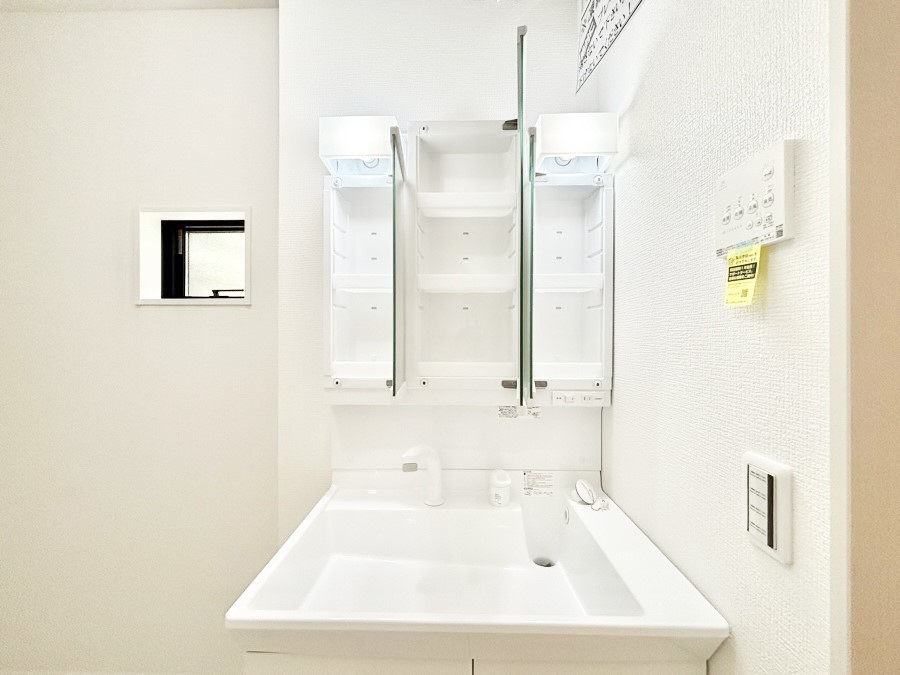 ���̑����� �O�ʋ��̗��ɁA���ϕi��q���p�i�Ȃǂ����[�\�B���ʑ����������ƕۂ��܂��I