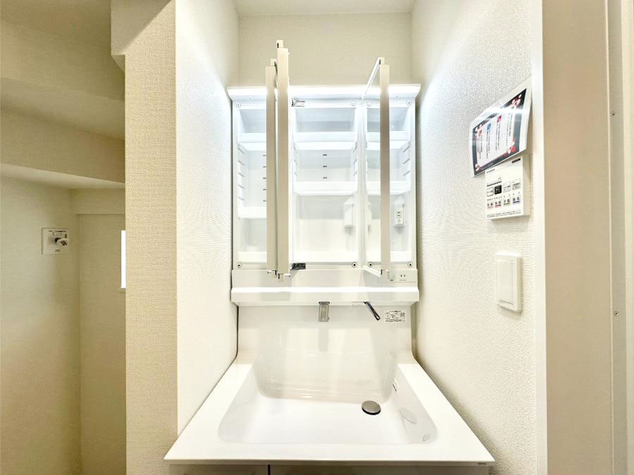 ���̑����� �O�ʋ��̗��ɁA���ϕi��q���p�i�Ȃǂ����[�\�B���ʑ����������ƕۂ��܂��I