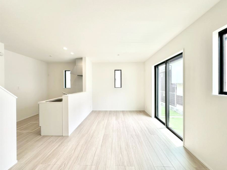 ���r���O ���邢�z���������A�����̕��͋C�ɖ�������郊�r���O�E�_�C�j���O�B 